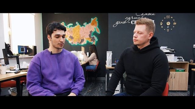 Счастливый обладатель кофейни знакомится с HOHORO смотреть онлайн