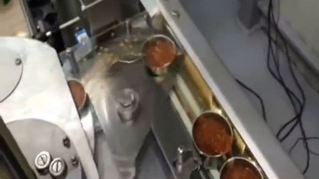 Линия наполнения и закатывания металлических банок икрой рыб в вакууме смотреть онлайн