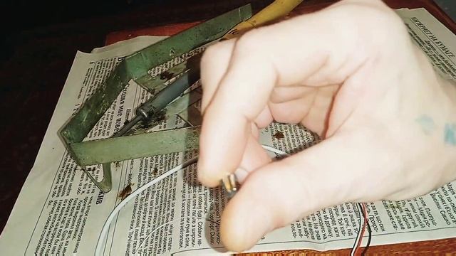 впаиваем два провода в разъем гнезда смотреть онлайн