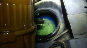 У Форда Фокус не оказалось лючка для смены бензонасоса. Вырезаем сами и меняем бензонасос