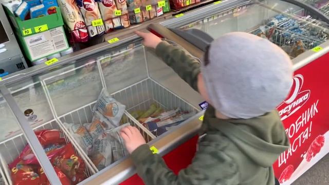 Тимурчик учится кататься на детском квадроцикле смотреть онлайн