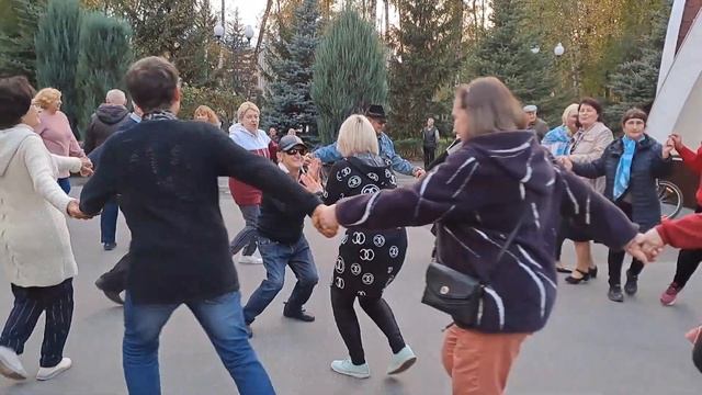 ЛИСТЬЯ ЖЕЛТЬІЕ НАД ГОРОДОМ КРУЖАТСЯ ❤️ТАНЦЬІ В ПАРКЕ ГОРЬКОГО❤️ ХАРЬКОВ 2023 смотреть онлайн