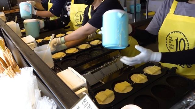 십원빵 Selling 3000 a day! Full of Cheese! Famous Cheese Coin Bread - Korean street food смотреть онлайн