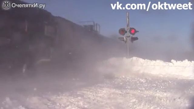 Поезд прорывается через сугробы смотреть онлайн
