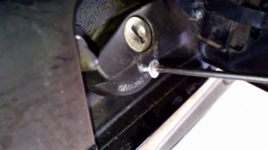 Как открыть сломанную крышку бензобака с замком