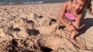 Детский Влог: Каникулы НА МОРЕ. На пляже Ясмина строит ЗАМОК ИЗ ПЕСКА.