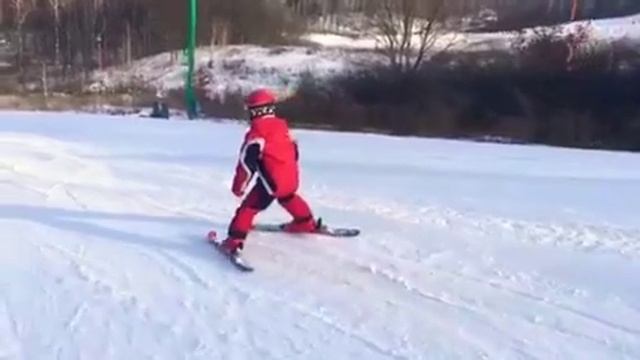 Настюша на лыжах!!!