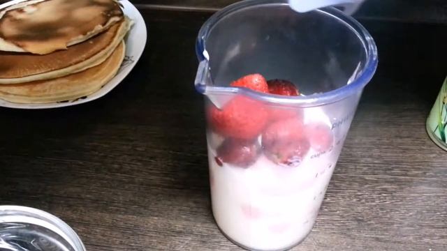 Молочный коктейль с клубникой и мороженым смотреть онлайн