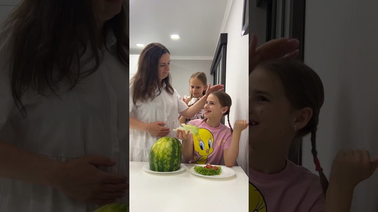 Короче говоря Алинка прячет черный бургер в арбуз # Shorts #humor смотреть онлайн