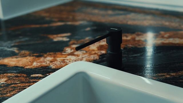 Кухня с островом из массива.классика смотреть онлайн