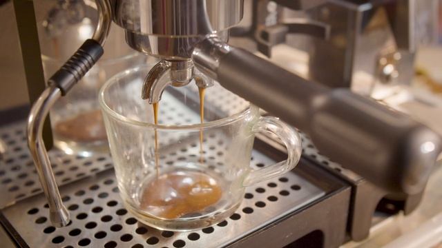 Обычный видос по приготовлению кофе на кофемашине Lelit Anita. смотреть онлайн