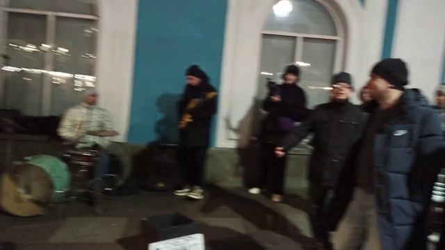 Уличный музыкант в Санкт-Петербурге. "Танкист" смотреть онлайн