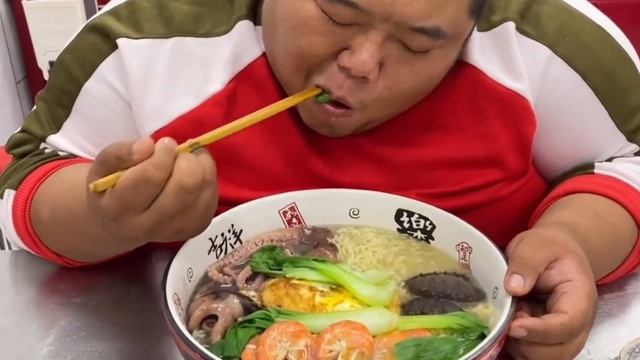 Abalone, sea cucumber, octopus, deluxe "seafood instant noodles"【Fat Monkey】 смотреть онлайн