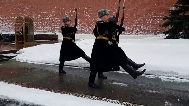 Как почетный караул не замерзает в сильный мороз смотреть онлайн