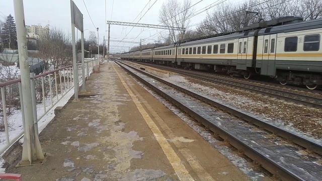 Фирменный экспресс ЭД4М-0445 сообщением Москва – Рязань следует через о. п. Лагерный смотреть онлайн
