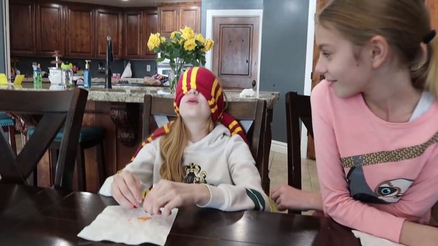 What's In My Mouth With Lizzy Tannerites! Savannah Banana!