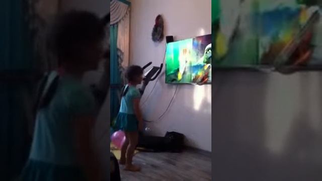 Прикол! Танец монстра на каникулах!!! Смотреть до конца! смотреть онлайн