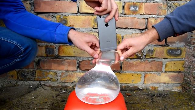 СКИНУЛ АЙФОН В ПРЕЗЕРВАТИВЕ С ВОДОЙ - КАК ВЫ ДУМАЕТЕ РАЗБИЛСЯ ЛИ ОН ИЛИ НЕТ смотреть онлайн