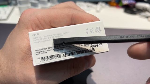 Открываем оригинальный Apple 20W adapter - показываю все тонкости как отличить ОРИГИНАЛ смотреть онлайн
