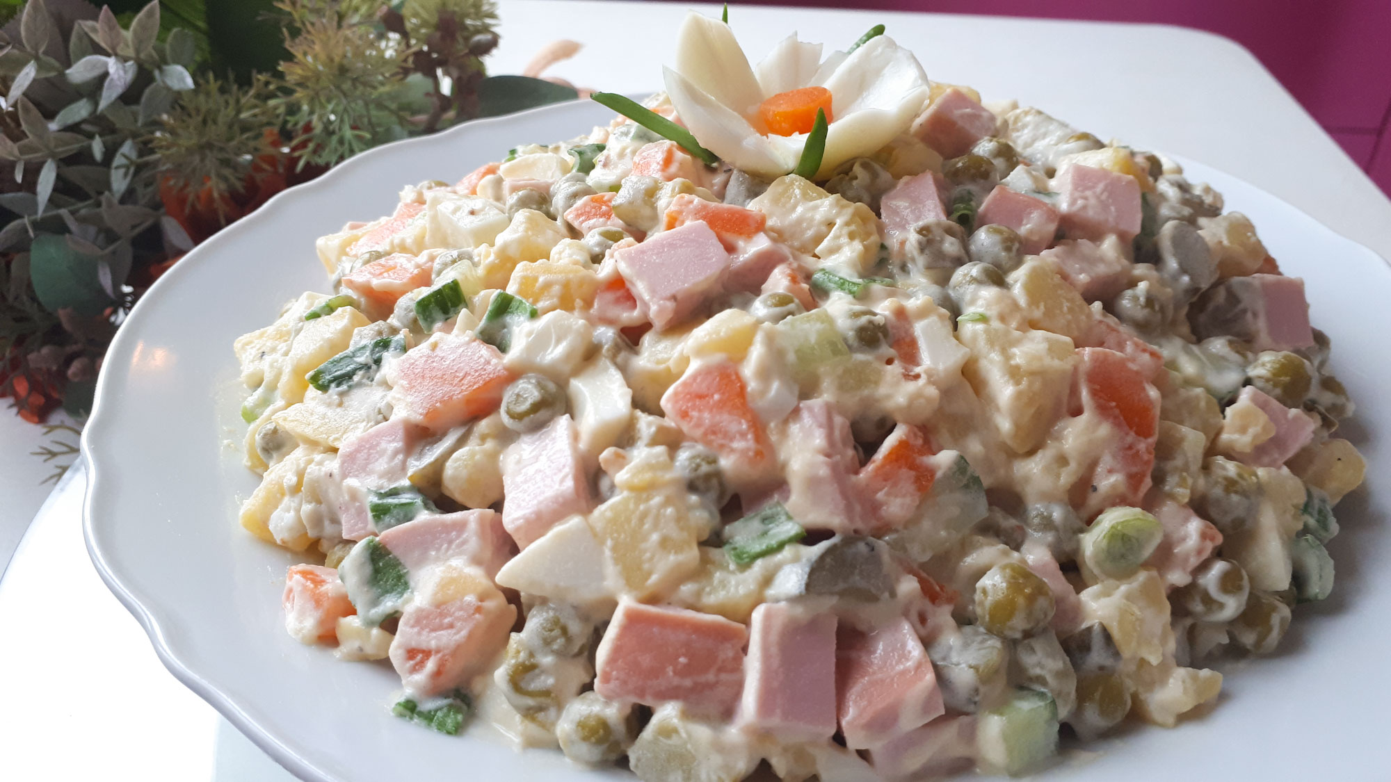 Салат Оливье. Салаты на Праздничный стол. Оливье с колбасой. Оливье рецепт классический. смотреть онлайн