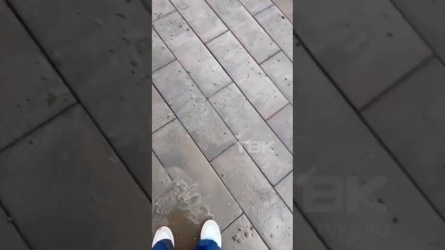 Вот такую говённую плитку кладут в Красноярске ? смотреть онлайн