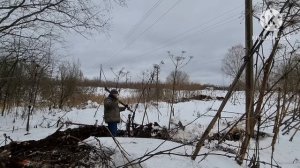 Коп металла на свалке миниэкскаватором.