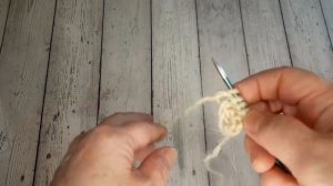 Теплая  и пушистая  косынка спицами из пряжи пух норки! Вязать легко и просто.Мои рукодельные будни