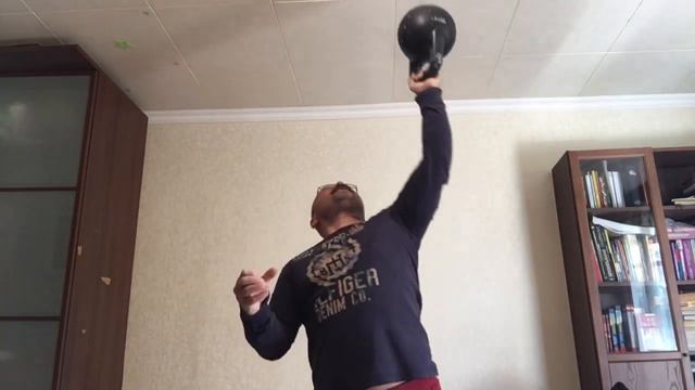 Жим 24 кг гири левой рукой за дужку к верху дном✊ смотреть онлайн