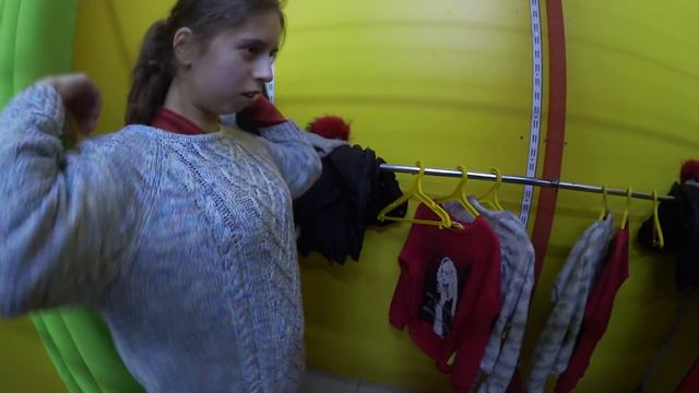 VLOG: ОДЕЛ СЕСТРУ НА ЗИМУ / КУПИЛИ ВЕЩЕЙ НА 400 РУБЛЕЙ / НАЧИНАЕМ НОВУЮ ЖИЗНЬ 🌟 смотреть онлайн