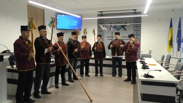 Перед засіданням виконкому приймали гуцульську коляду з плєсом🌟🎻 19.01.2023 смотреть онлайн