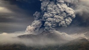 Взрывное извержение вулкана Шивелуч. Пеплом засыпало поселок Усть-Камчатск и село Никольское