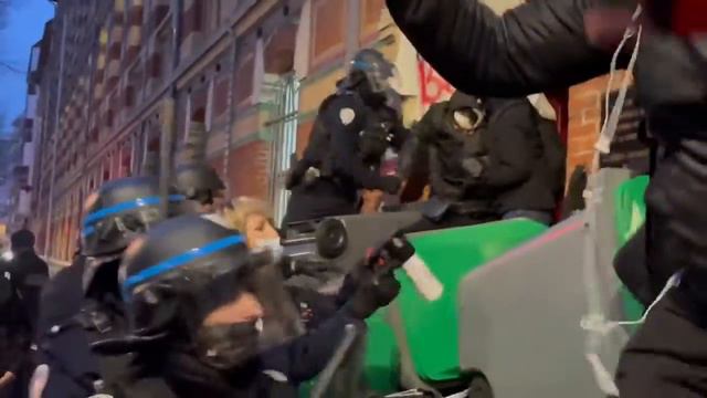 Grève 27 Janvier : La police interpelle au lycée Brassens. смотреть онлайн