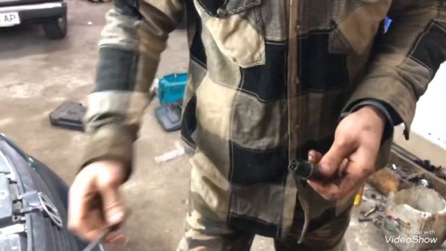 Volkswagen Passat (B5) 1.6 бензин. Замена датчика температуры двигателя. смотреть онлайн