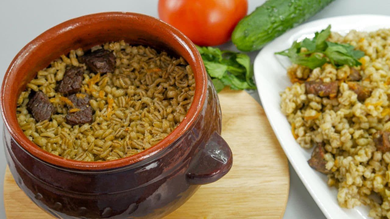 Перловка с мясом в горшочках. Простой и вкусный обед или ужин в духовке смотреть онлайн