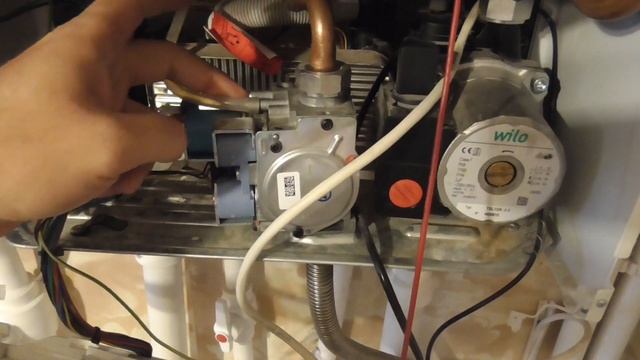 Настройка давления газа в котле с помощью китайского манометра.