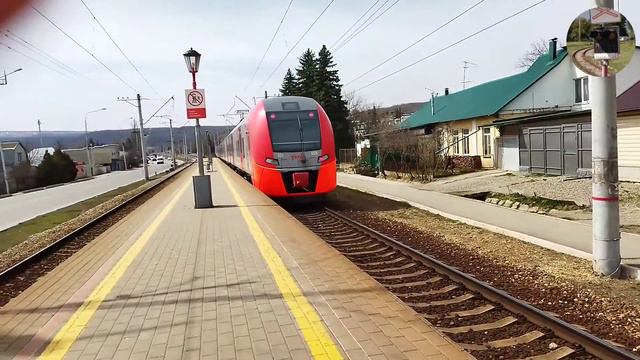 электро поезд ласточка ЭС1 - 026 на железнодорожном станции Белый уголь смотреть онлайн