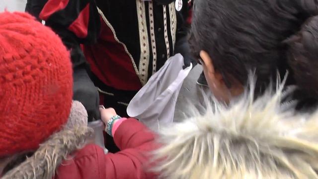 Детей кормят печеньями! Очень вкусно! Неймеген, Nijmegen. Нидерланды (Netherlands). смотреть онлайн