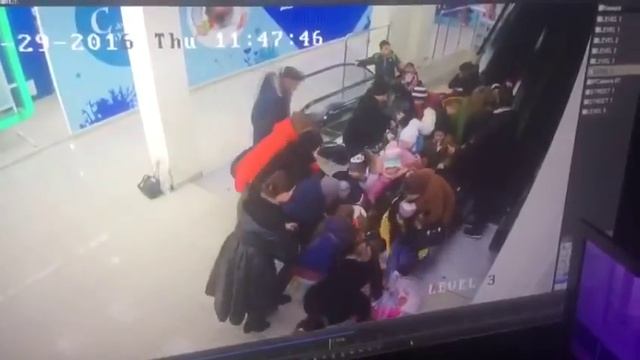 Давка детей на эскалаторе в Ставрополе смотреть онлайн