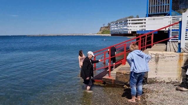 АНАПА - КУПАЮТСЯ И ЗАГОРАЮТ - ПЛЯЖИ НАПОЛНЯЮТСЯ