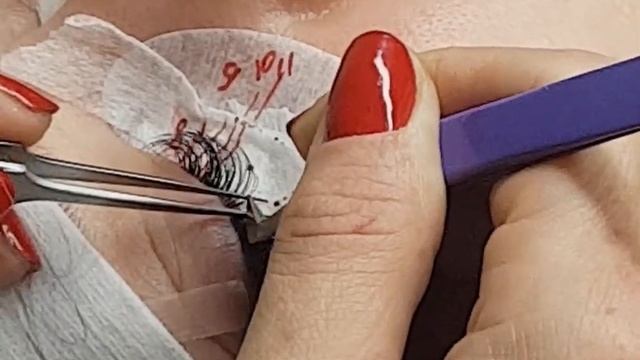 Быстрая постановка 2Д пинцетом сапожком. Наращивание ресниц. Работа ученицы на повышении. смотреть онлайн