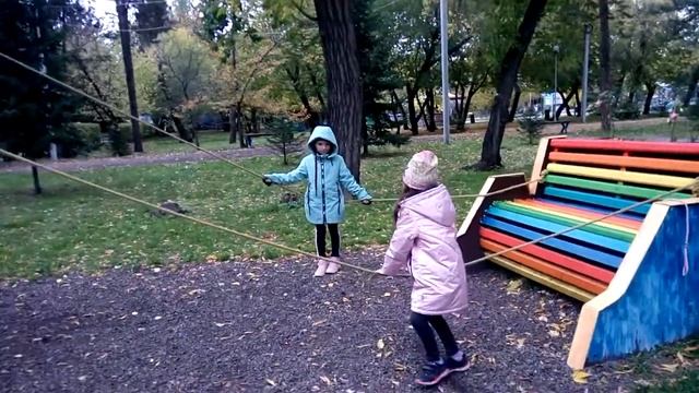 Необычная качеля в парке Горького # Милана # Даша # качается ?? смотреть онлайн
