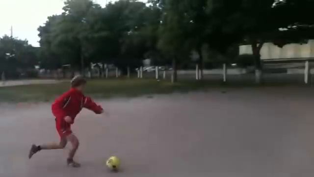 Прямое попадание в голову футбольным мячом смотреть онлайн