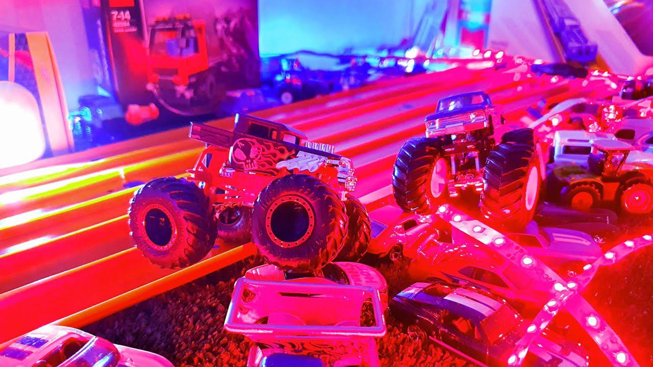 Ночная гонка Монстр Траков на треке Hot Wheels 6 lane. Какой Monster Truck выйграет? смотреть онлайн