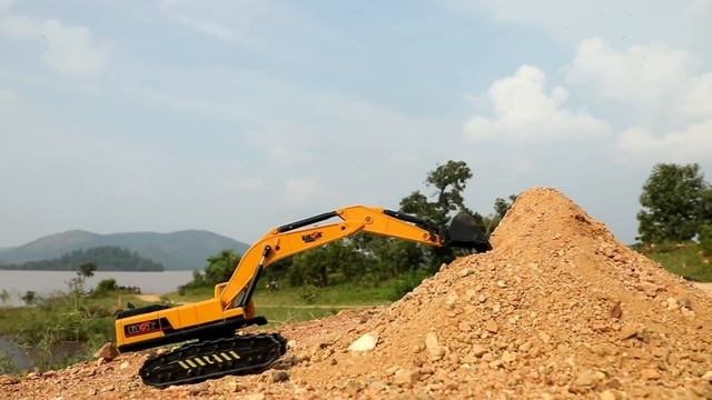 Маленькие машинки закапывают яму смотреть онлайн