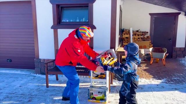Новый Эвакуатор и Автокран помогают Самосвалу и Пикапу смотреть онлайн
