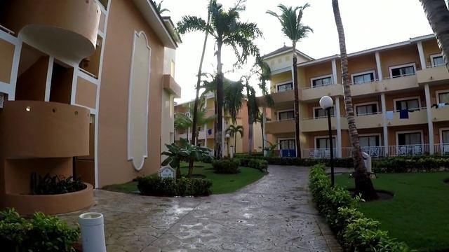 Обзор бассейна и территории гостинницы Grand Bahia Punta Cana смотреть онлайн