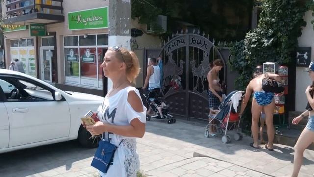 Анапа летом. Велосипеды проветриваются на балконе смотреть онлайн