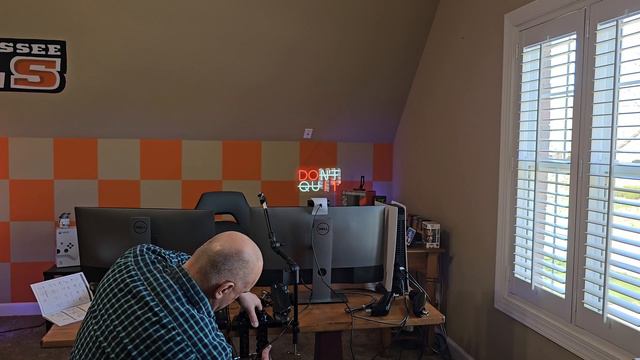 Transform your chaotic desk into an oasis! смотреть онлайн