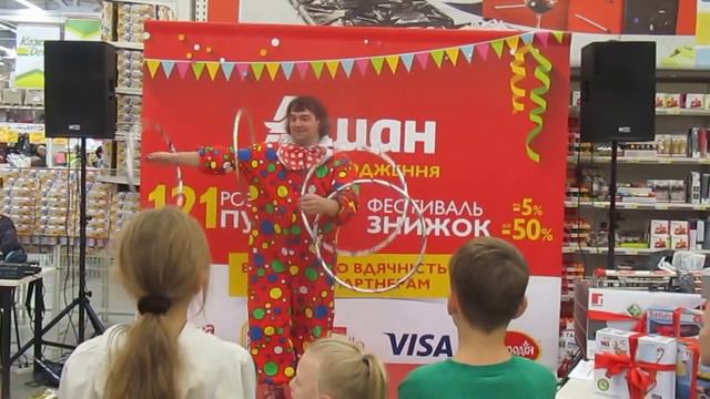 Выступление и игры клоуна в гипермаркете Ашана, на Петровке в Киеве. смотреть онлайн