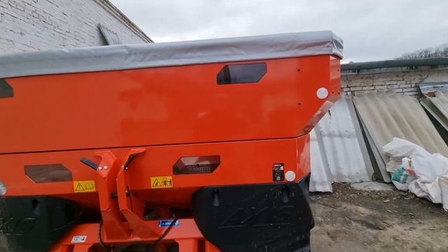 Розкидач мінеральних добрив RAUCH AXIS 30.2M. Підготовка до підживлення озимих. смотреть онлайн